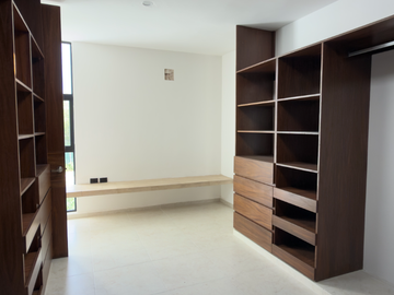 Casa de 4 Recámaras, una en Planta Baja, Temozón Norte, Entrega Inmediata