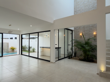 Casa de 4 Recámaras, una en Planta Baja, Temozón Norte, Entrega Inmediata