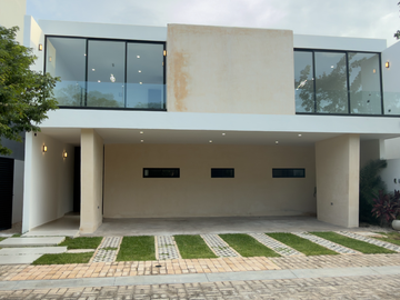 Casa de 4 Recámaras, una en Planta Baja, Temozón Norte, Entrega Inmediata