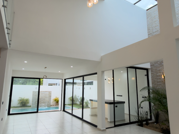 Casa de 4 Recámaras, una en Planta Baja, Temozón Norte, Entrega Inmediata