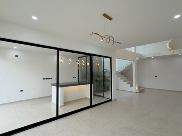 Casa de 4 Recámaras, una en Planta Baja, Temozón Norte, Entrega Inmediata
