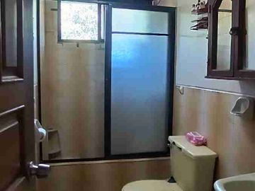 PROPIEDAD RENTERA EN VENTA | 2 DEPARTAMENTOS + SUITE + LOCAL COMERCIAL | TUMBACO 💰🏡

💰 Precio: $350.000