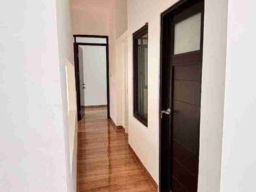 Disewakan rumah 2 lantai  baru selesai renovasi cluster villagio citra raya Tangerang