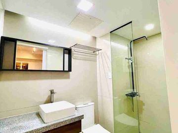 Fully Furnished 2 bedroom for Rent at Parkpoint tower 1 with carpark. Fully Furnished. Near Ayala Mall.