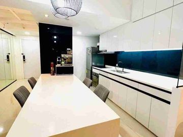 Fully Furnished 2 bedroom for Rent at Parkpoint tower 1 with carpark. Fully Furnished. Near Ayala Mall.