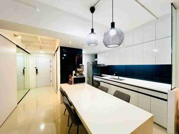 Fully Furnished 2 bedroom for Rent at Parkpoint tower 1 with carpark. Fully Furnished. Near Ayala Mall.