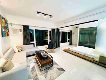 Fully Furnished 2 bedroom for Rent at Parkpoint tower 1 with carpark. Fully Furnished. Near Ayala Mall.