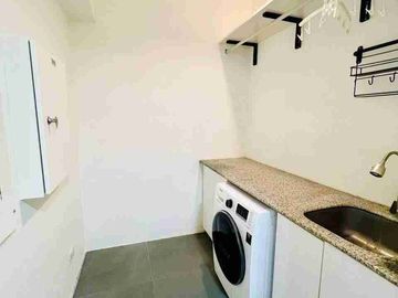 Fully Furnished 2 bedroom for Rent at Parkpoint tower 1 with carpark. Fully Furnished. Near Ayala Mall.