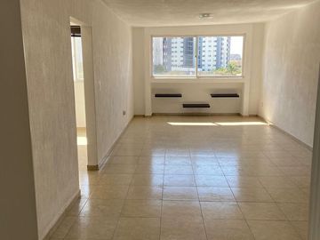 Renta de amplio departamento cerca de centro sur, Queretaro