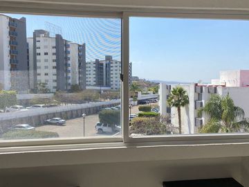 Renta de amplio departamento cerca de centro sur, Queretaro