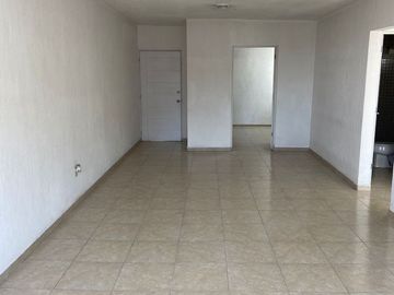 Renta de amplio departamento cerca de centro sur, Queretaro