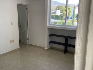 Renta de amplio departamento cerca de centro sur, Queretaro