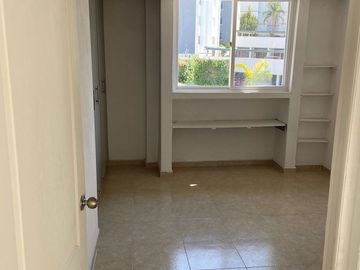 Renta de amplio departamento cerca de centro sur, Queretaro