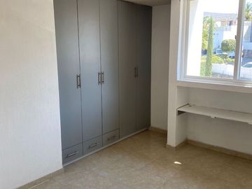 Renta de amplio departamento cerca de centro sur, Queretaro