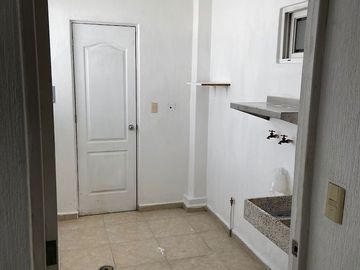 Renta de amplio departamento cerca de centro sur, Queretaro
