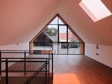 Rumah Baru 3 Lantai di Kawasan Setraduta Bandung