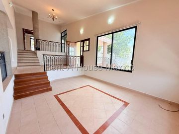Casa en Renta en Loma Dorada | 4 Recámaras | Vista Panorámica | Cochera para 4 Autos / DG