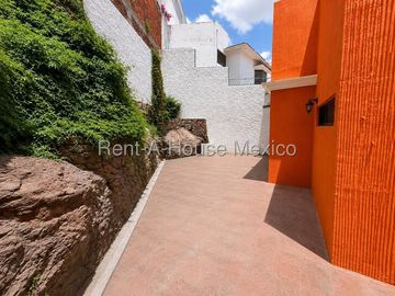 Casa en Renta en Loma Dorada | 4 Recámaras | Vista Panorámica | Cochera para 4 Autos / DG
