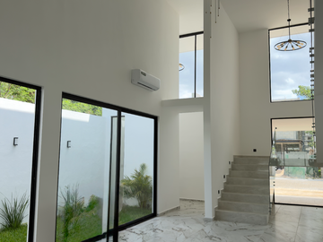 Casa de 4 Recámaras con una en Planta Baja, 12 Paneles Solares, Entrega Inmediata