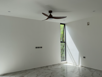 Casa de 4 Recámaras con una en Planta Baja, 12 Paneles Solares, Entrega Inmediata