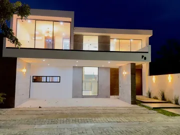 Casa de 4 Recámaras con una en Planta Baja, 12 Paneles Solares, Entrega Inmediata
