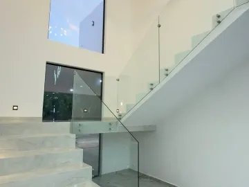 Casa de 4 Recámaras con una en Planta Baja, 12 Paneles Solares, Entrega Inmediata