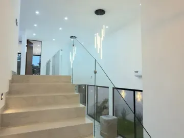 Casa de 4 Recámaras con una en Planta Baja, 12 Paneles Solares, Entrega Inmediata