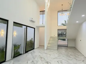 Casa de 4 Recámaras con una en Planta Baja, 12 Paneles Solares, Entrega Inmediata