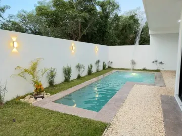 Casa de 4 Recámaras con una en Planta Baja, 12 Paneles Solares, Entrega Inmediata