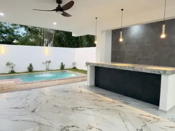 Casa de 4 Recámaras con una en Planta Baja, 12 Paneles Solares, Entrega Inmediata