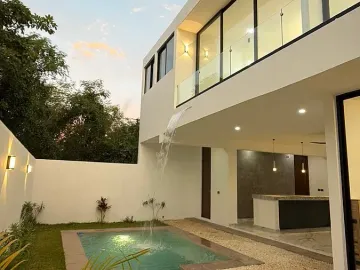 Casa de 4 Recámaras con una en Planta Baja, 12 Paneles Solares, Entrega Inmediata