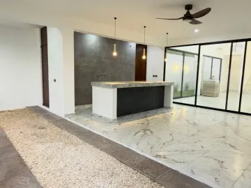 Casa de 4 Recámaras con una en Planta Baja, 12 Paneles Solares, Entrega Inmediata