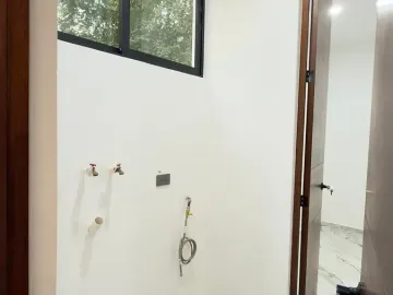 Casa de 4 Recámaras con una en Planta Baja, 12 Paneles Solares, Entrega Inmediata