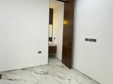 Casa de 4 Recámaras con una en Planta Baja, 12 Paneles Solares, Entrega Inmediata