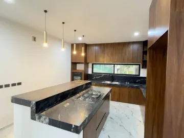 Casa de 4 Recámaras con una en Planta Baja, 12 Paneles Solares, Entrega Inmediata