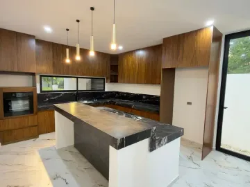 Casa de 4 Recámaras con una en Planta Baja, 12 Paneles Solares, Entrega Inmediata