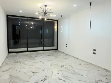 Casa de 4 Recámaras con una en Planta Baja, 12 Paneles Solares, Entrega Inmediata