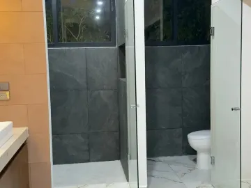 Casa de 4 Recámaras con una en Planta Baja, 12 Paneles Solares, Entrega Inmediata