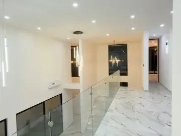 Casa de 4 Recámaras con una en Planta Baja, 12 Paneles Solares, Entrega Inmediata