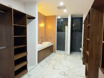 Casa de 4 Recámaras con una en Planta Baja, 12 Paneles Solares, Entrega Inmediata