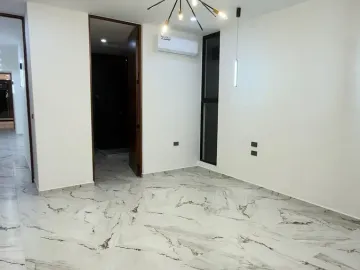 Casa de 4 Recámaras con una en Planta Baja, 12 Paneles Solares, Entrega Inmediata