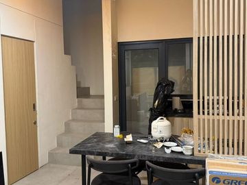 DIJUAL RUMAH CANTIK MINIMALIS SIAP HUNI POSISI HOOKDI TANAKAYU BSD (ENB266)
