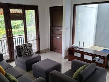 Disewakan Rumah 3 Lantai Full Furnished di Kemang ,Jakarta Selatan