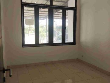 Disewakan Rumah Nyaman Depan Taman  D Raffles Hills