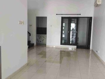 Disewakan Rumah Nyaman Depan Taman  D Raffles Hills
