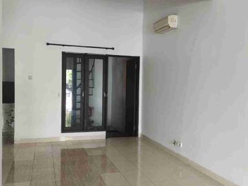 Disewakan Rumah Nyaman Depan Taman  D Raffles Hills