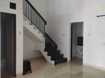 Disewakan Rumah Nyaman Depan Taman  D Raffles Hills