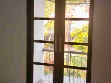 Disewakan Rumah Nyaman Depan Taman  D Raffles Hills