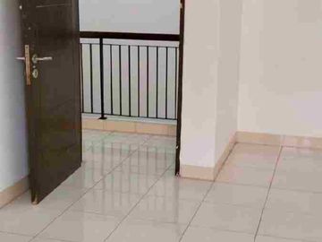 Disewakan Rumah Nyaman Depan Taman  D Raffles Hills