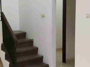 Disewakan Rumah Nyaman Depan Taman  D Raffles Hills
